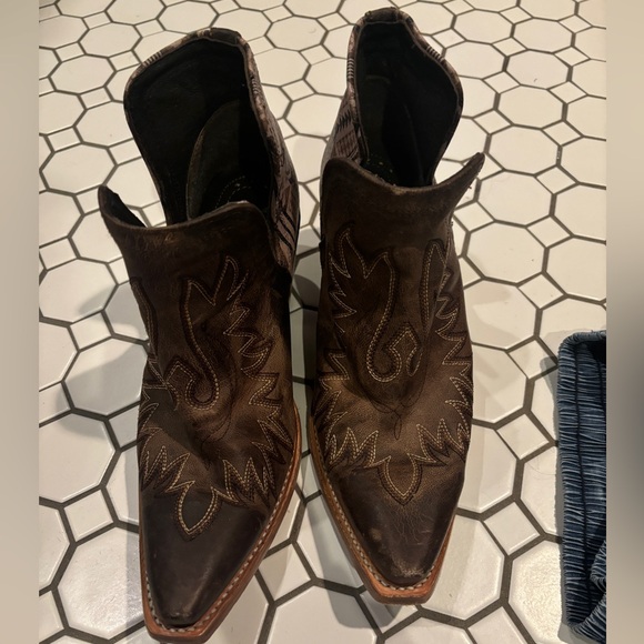 Ariat x Pendleton brown western bootie Aztec print on back
US size 8.5 - Picture 3 of 5